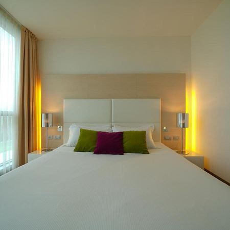 Hotel Pisa Tower Plaza Esterno foto A room at the hotel