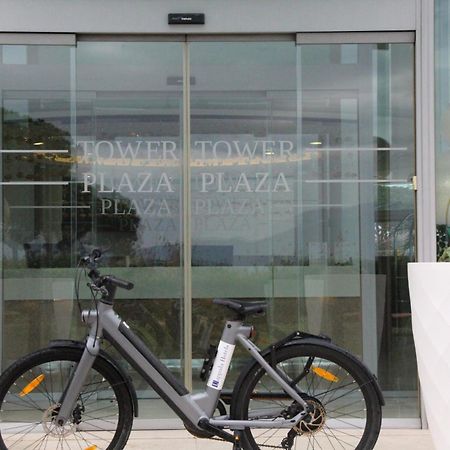 Hotel Pisa Tower Plaza Esterno foto A bicycle at the entrance of a shopping mall
