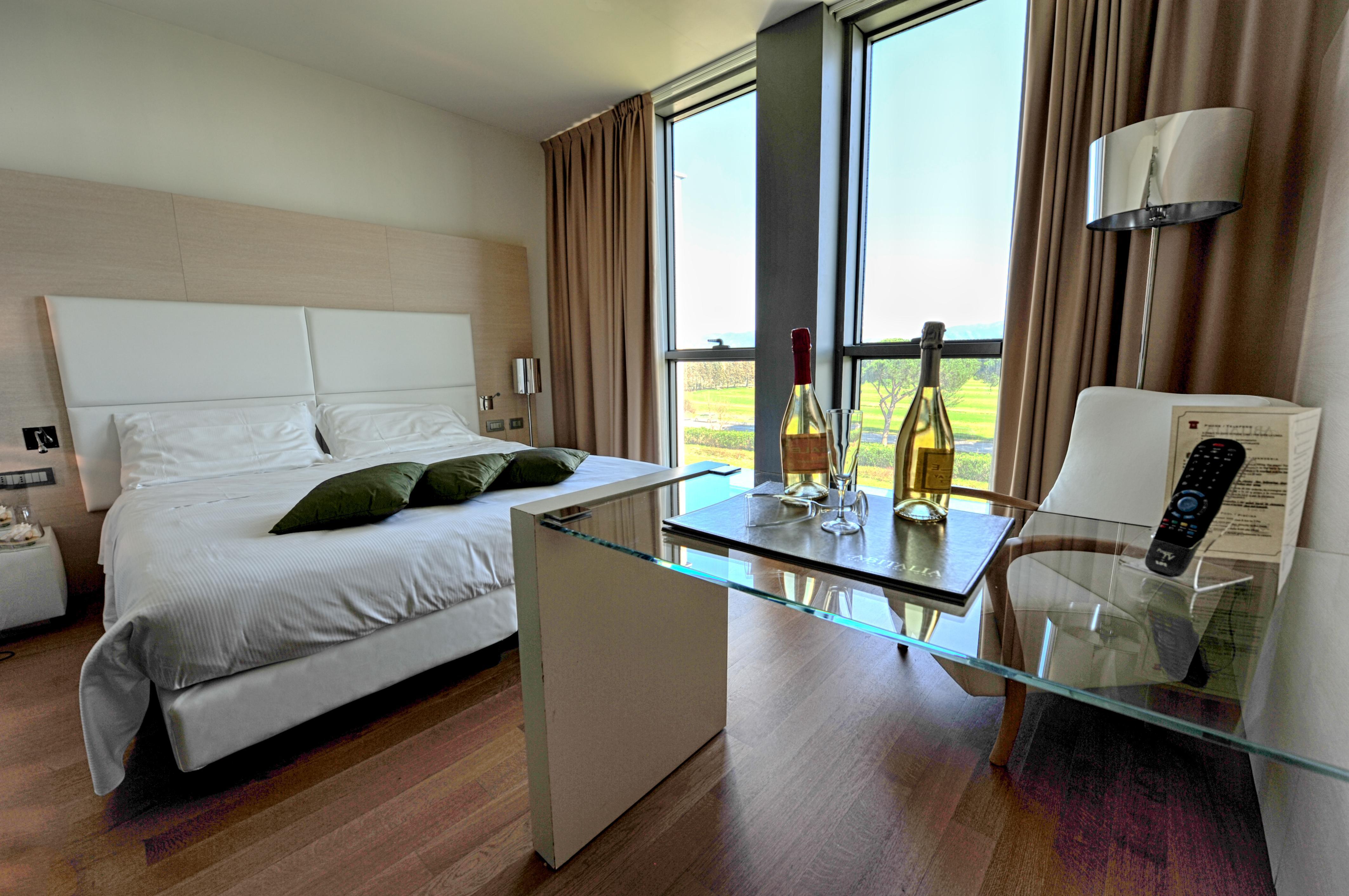 Hotel Pisa Tower Plaza Esterno foto A room at the hotel
