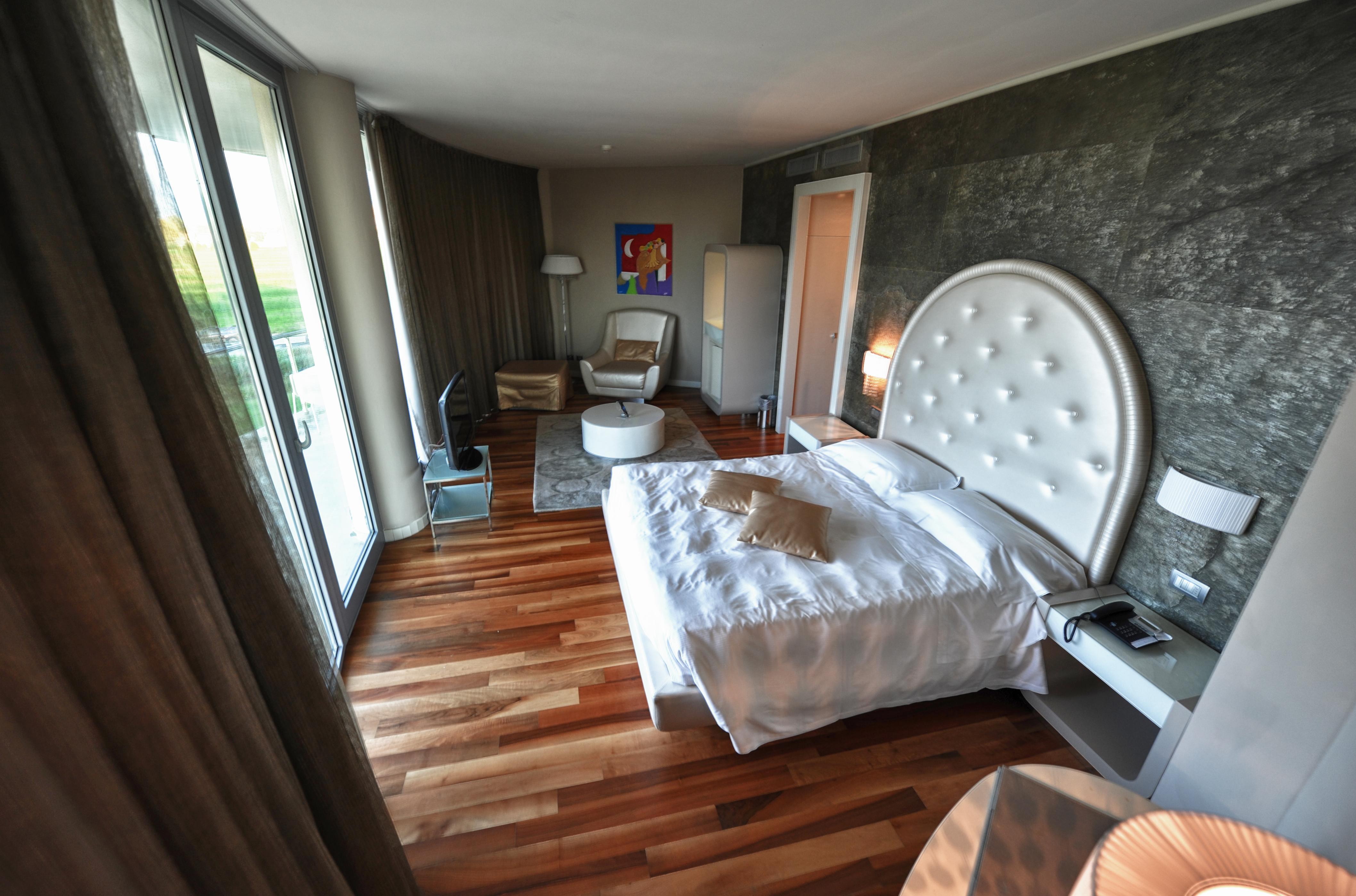 Hotel Pisa Tower Plaza Esterno foto A room at the hotel