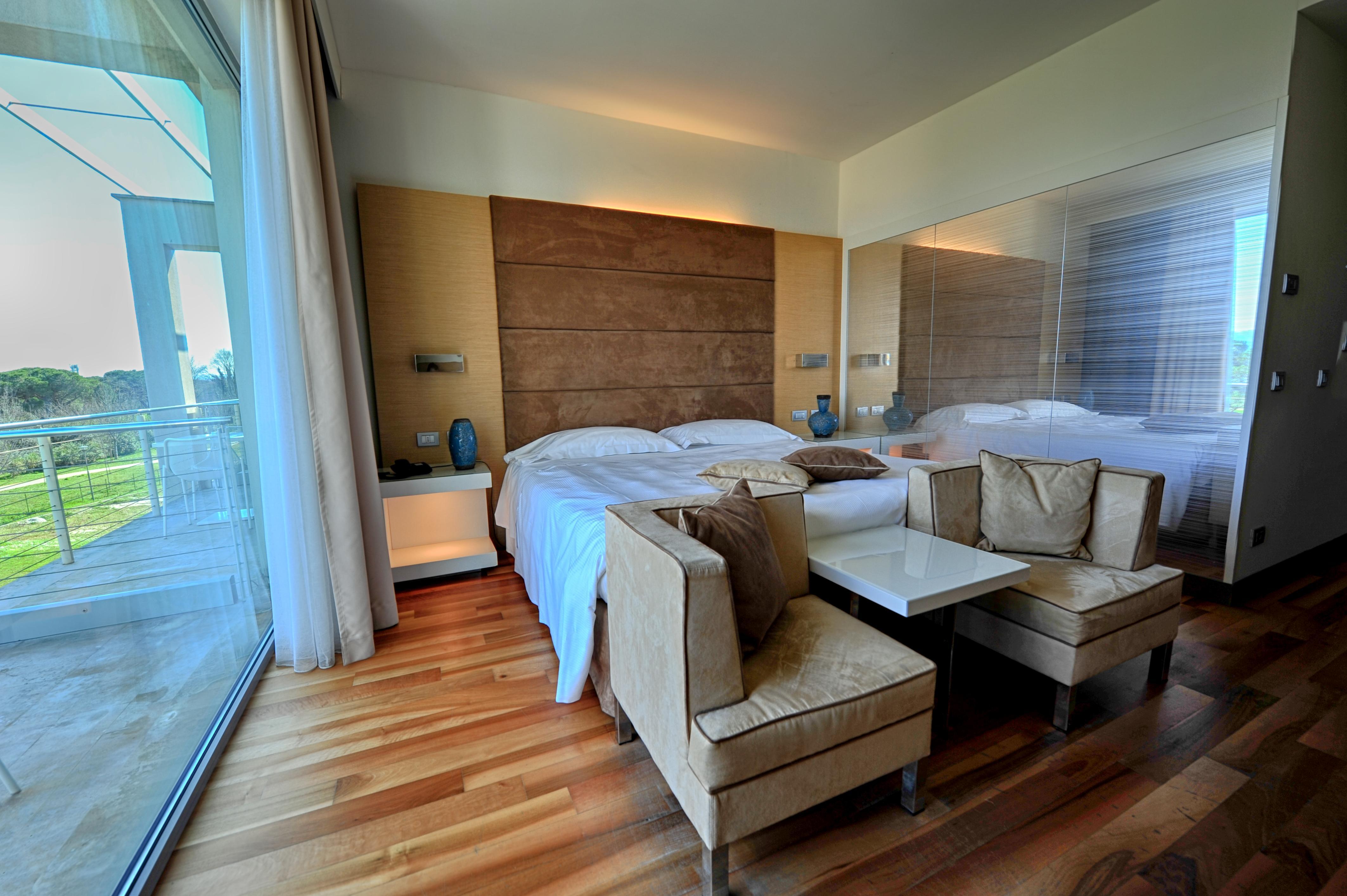 Hotel Pisa Tower Plaza Esterno foto A room at the hotel
