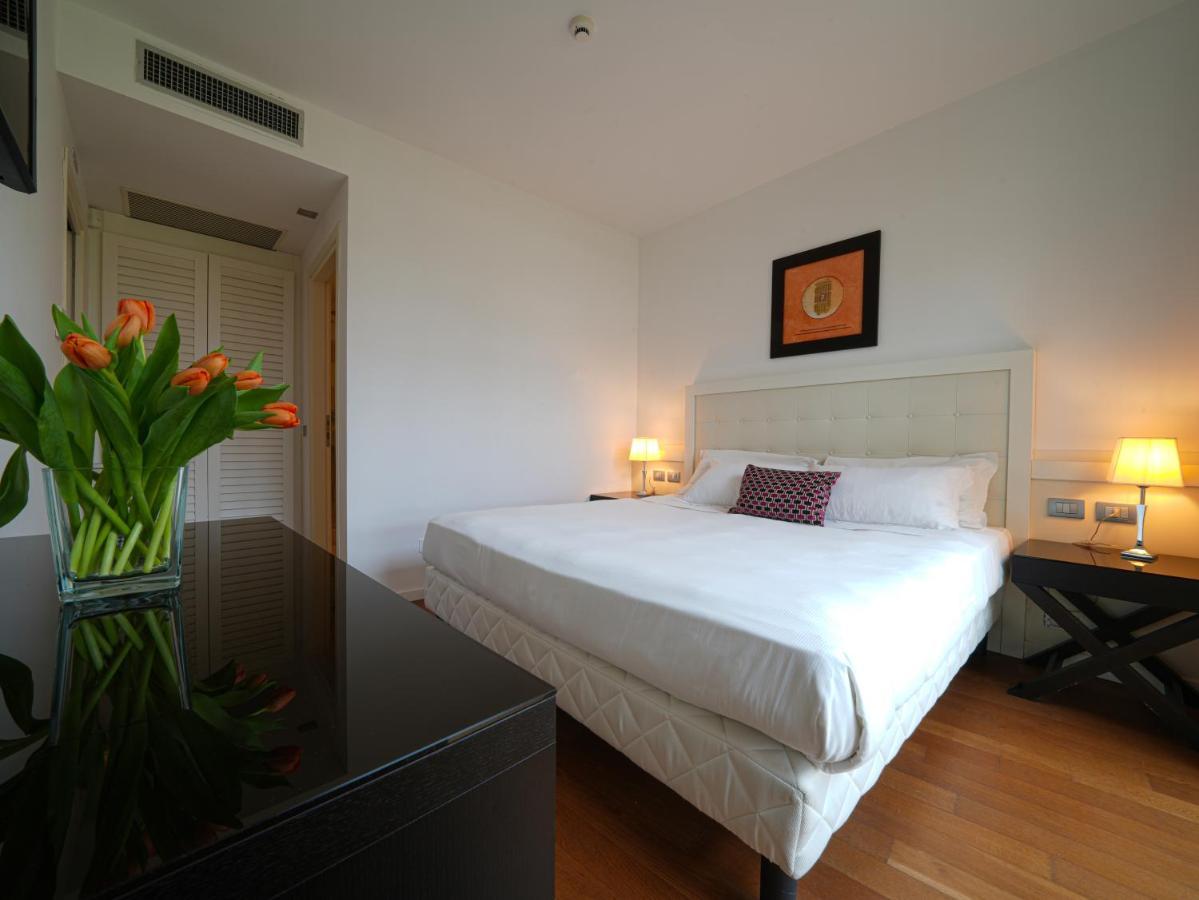 Hotel Pisa Tower Plaza Esterno foto A bedroom at the hotel