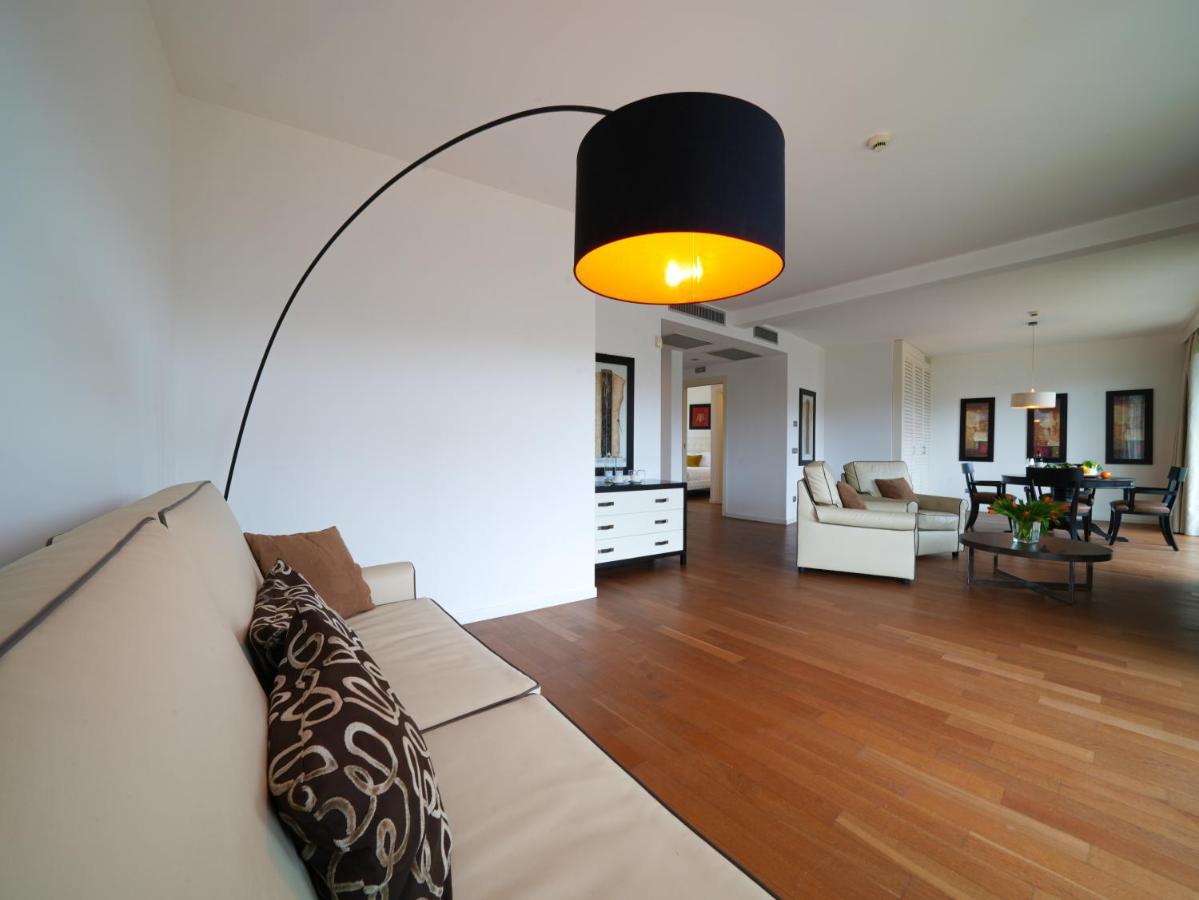 Hotel Pisa Tower Plaza Esterno foto A floor lamp