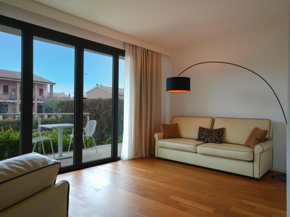 Hotel Pisa Tower Plaza Esterno foto A living room with a floor lamp