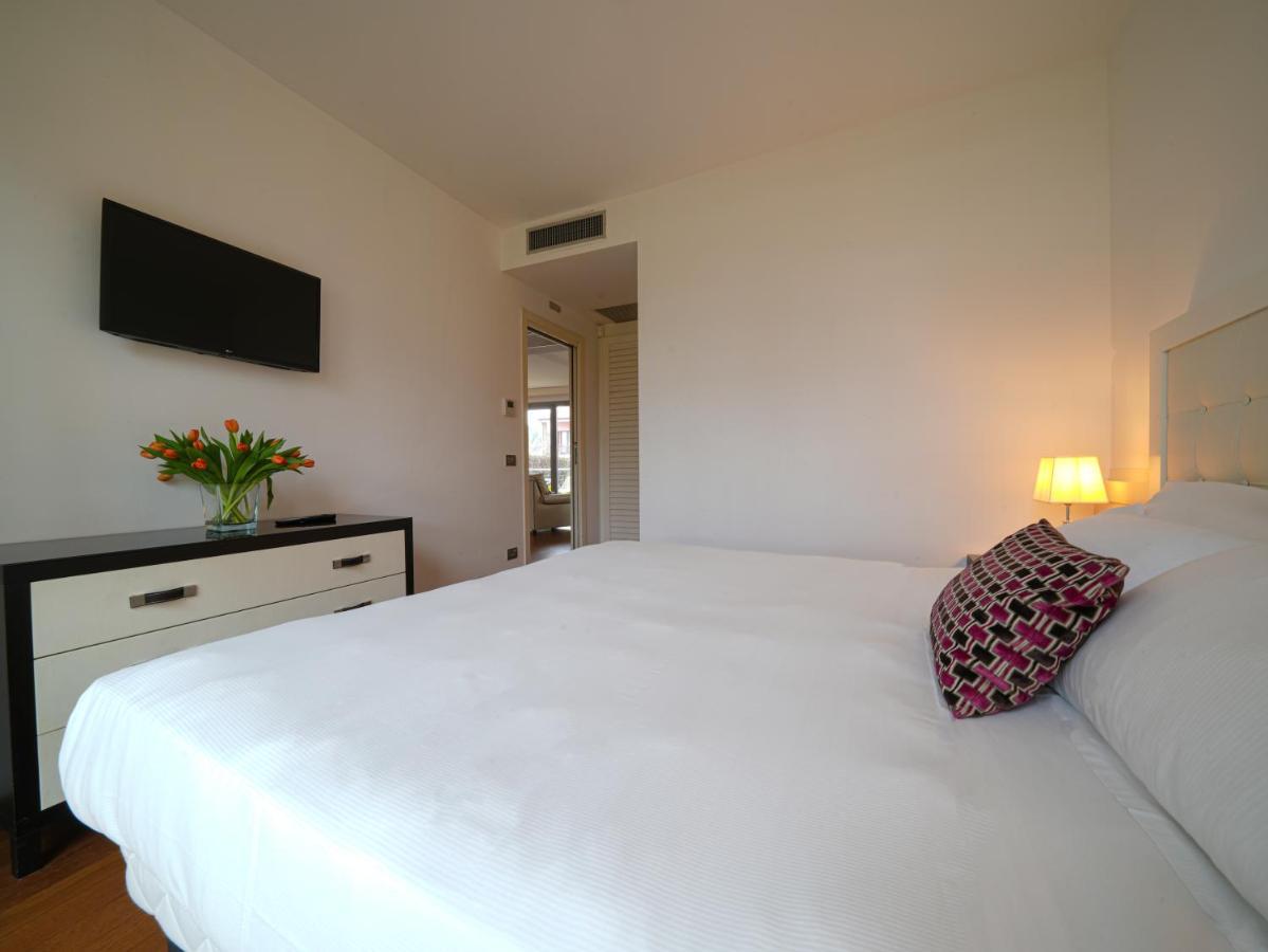 Hotel Pisa Tower Plaza Esterno foto A bedroom at the hotel