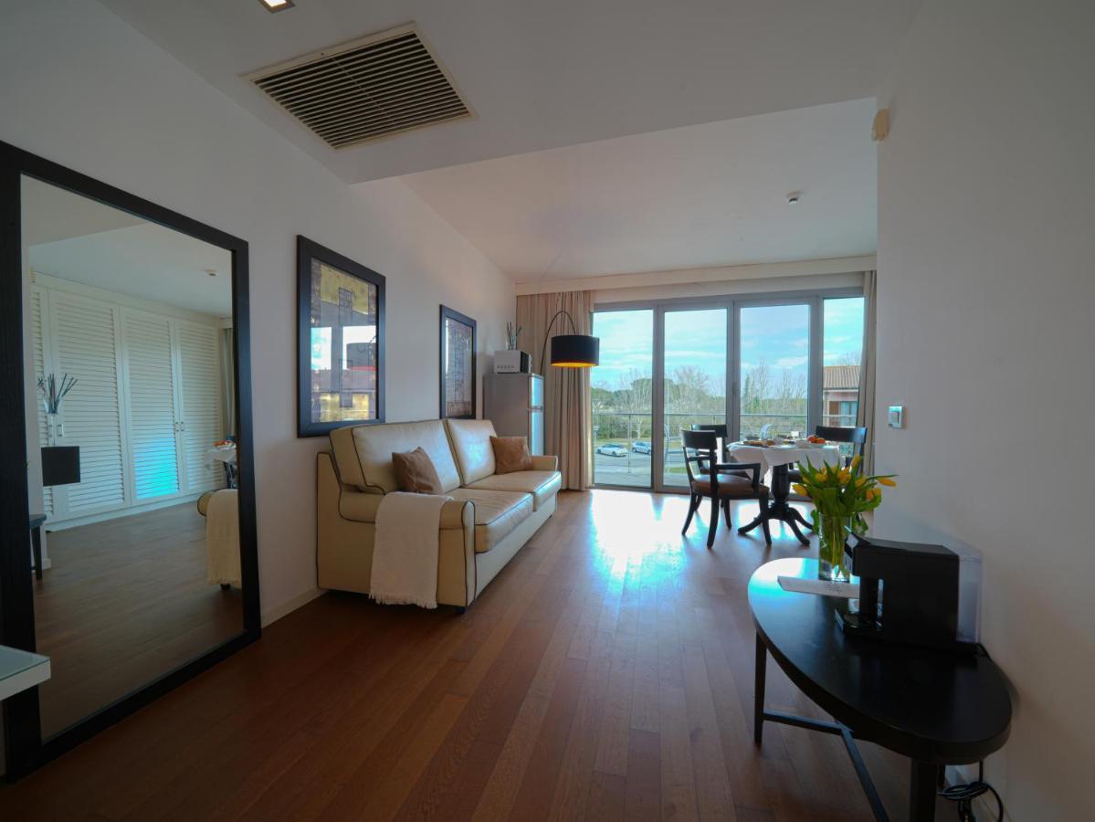 Hotel Pisa Tower Plaza Esterno foto A living room in a typical apartment