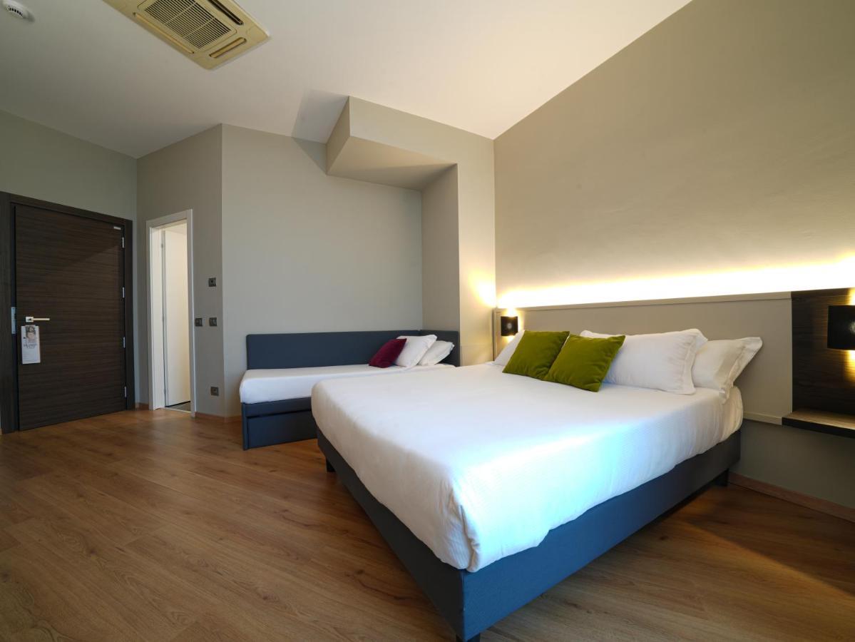 Hotel Pisa Tower Plaza Esterno foto A room at the hotel