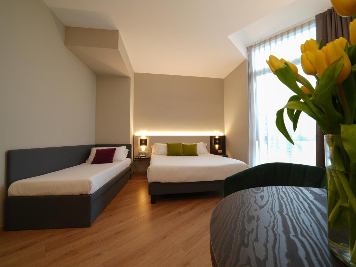Hotel Pisa Tower Plaza Esterno foto A room at the hotel