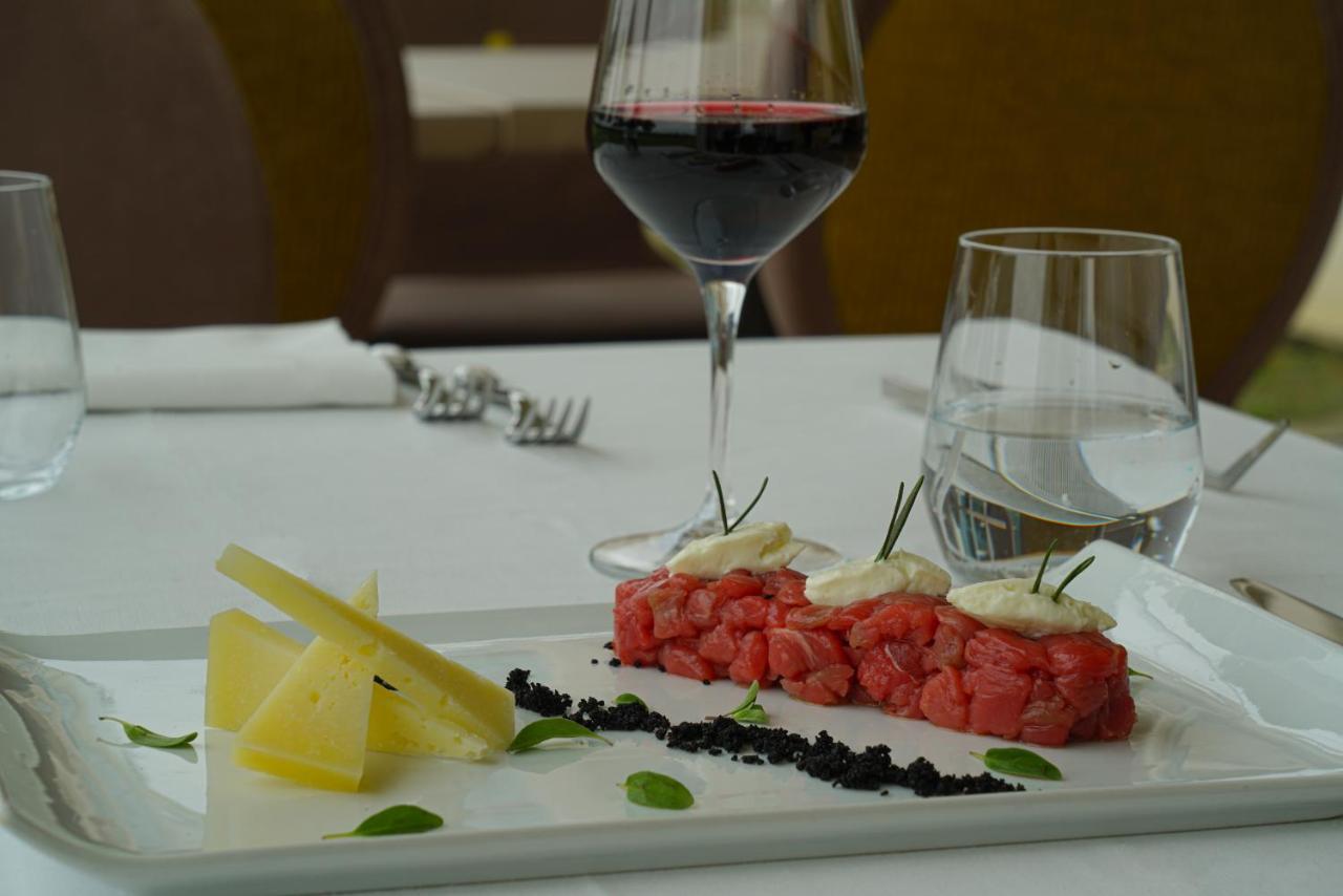 Hotel Pisa Tower Plaza Esterno foto A glass of red wine with a plate of tartar