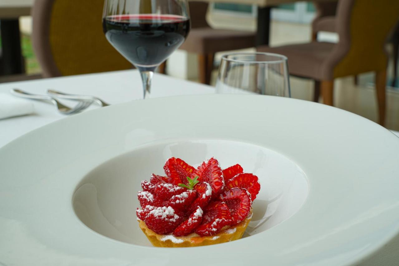 Hotel Pisa Tower Plaza Esterno foto A dessert at the restaurant