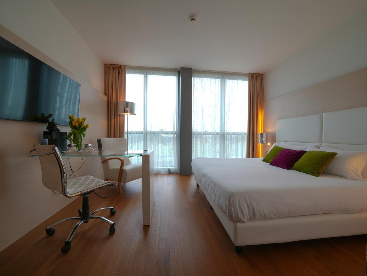 Hotel Pisa Tower Plaza Esterno foto A typical room at the hotel