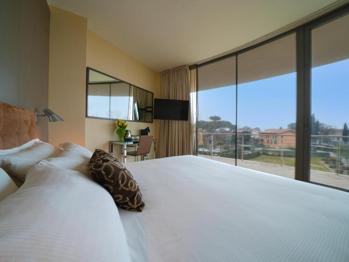 Hotel Pisa Tower Plaza Esterno foto A room at the hotel