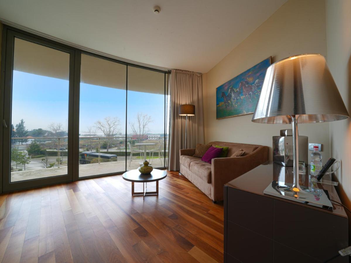 Hotel Pisa Tower Plaza Esterno foto A living room in a typical apartment
