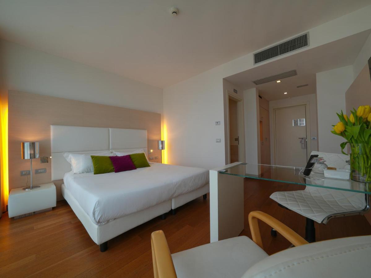 Hotel Pisa Tower Plaza Esterno foto A room at the hotel