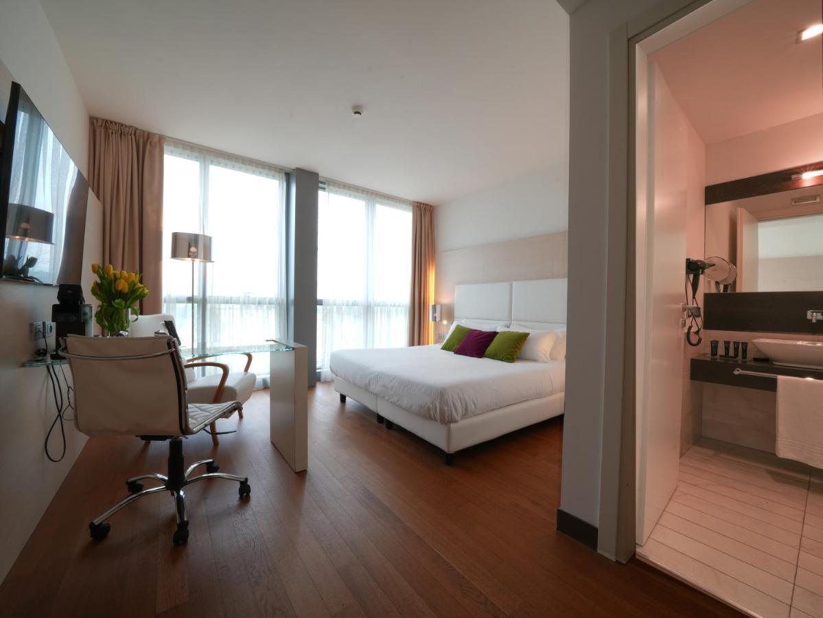 Hotel Pisa Tower Plaza Esterno foto A typical room at the hotel