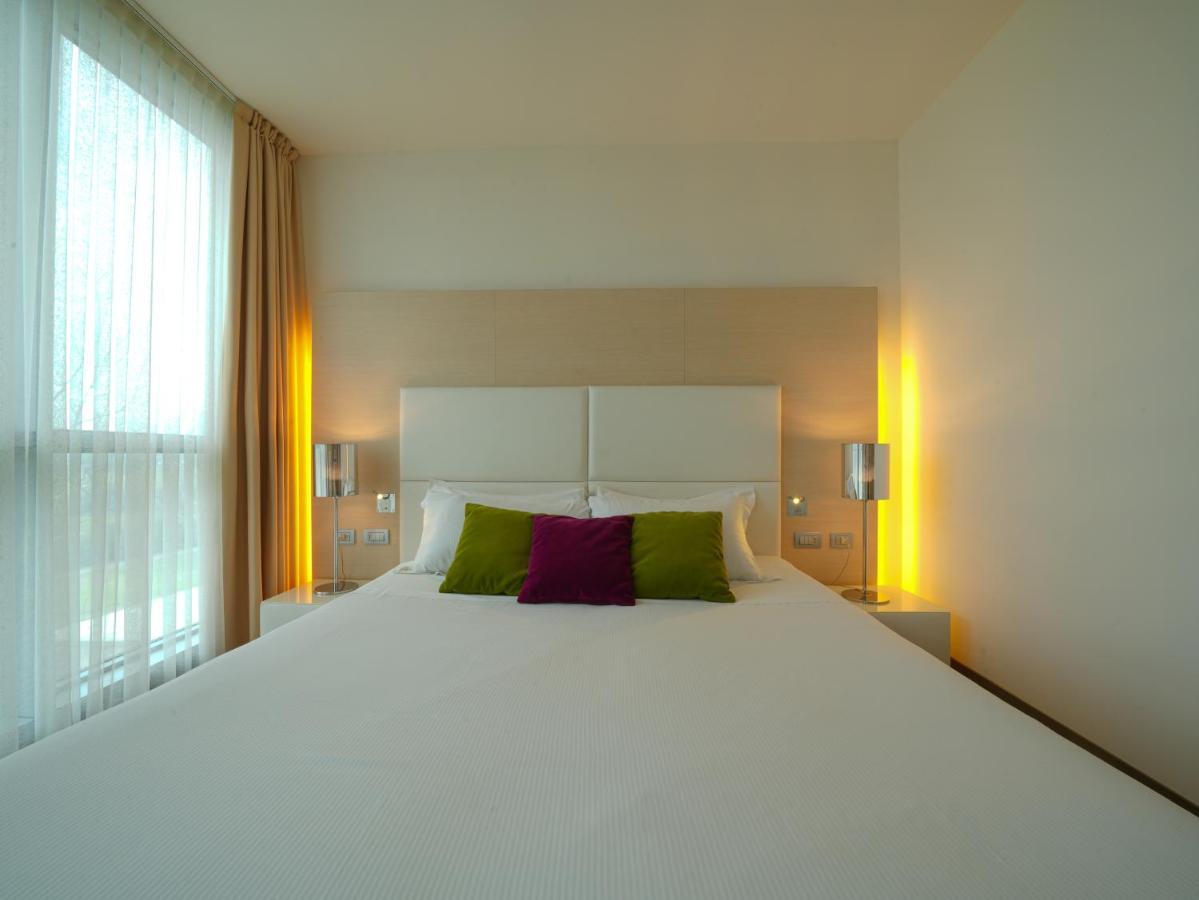 Hotel Pisa Tower Plaza Esterno foto A room at the hotel