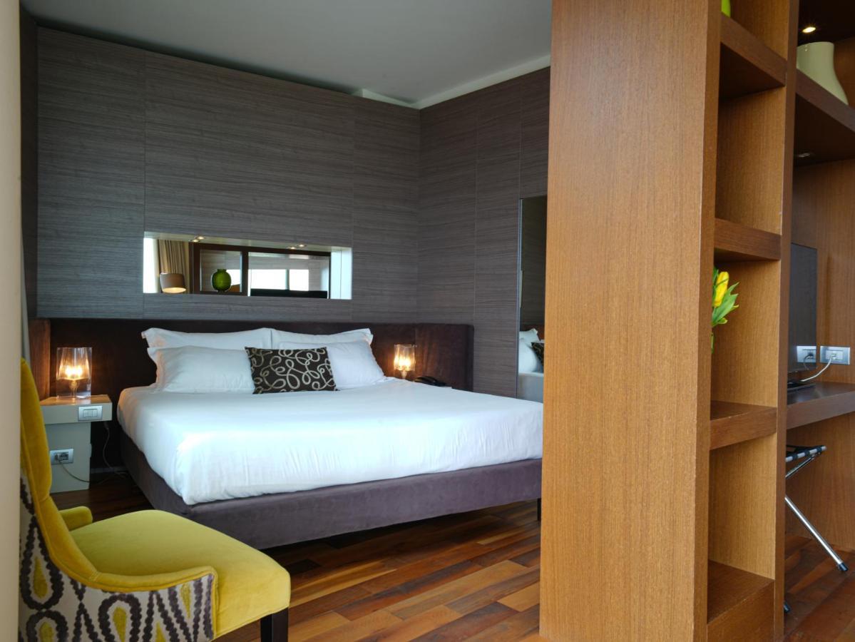 Hotel Pisa Tower Plaza Esterno foto A bedroom at the hotel