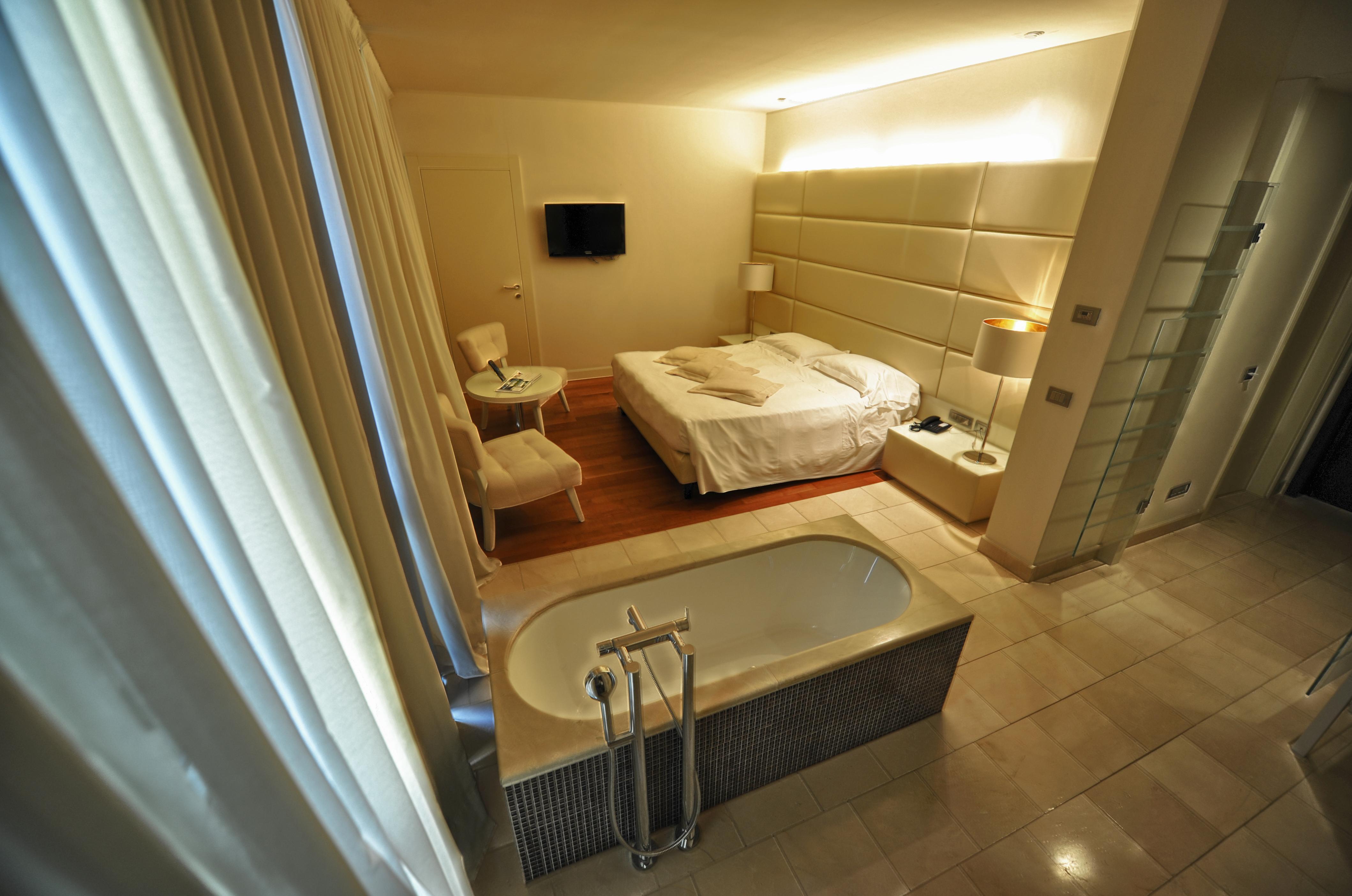 Hotel Pisa Tower Plaza Esterno foto A room at the hotel