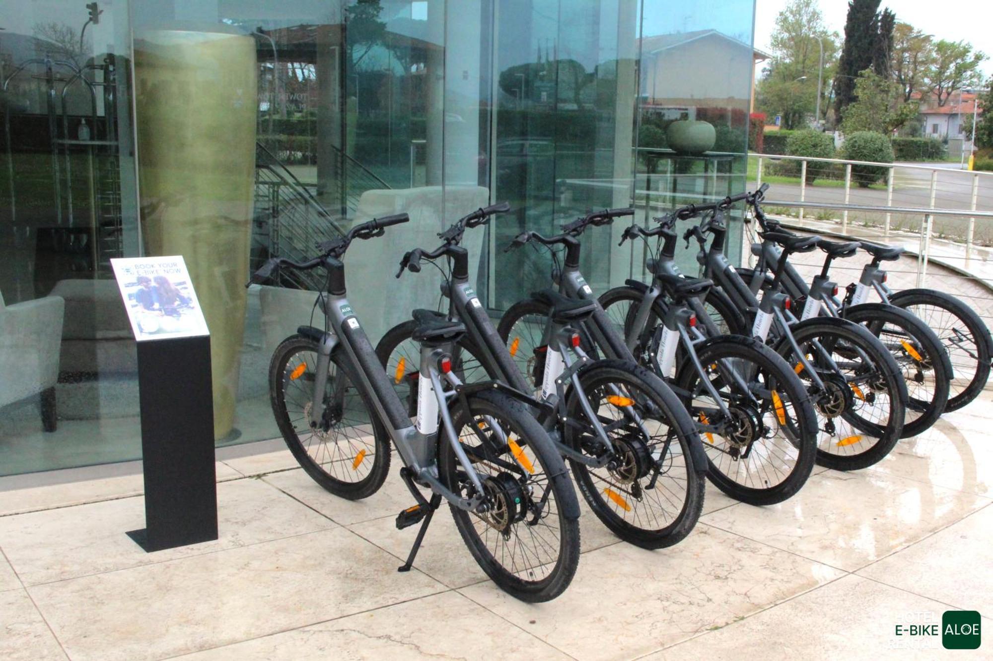 Hotel Pisa Tower Plaza Esterno foto Electric bicycles at the airport