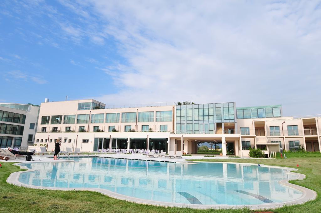 Hotel Pisa Tower Plaza Esterno foto The pool at the hotel